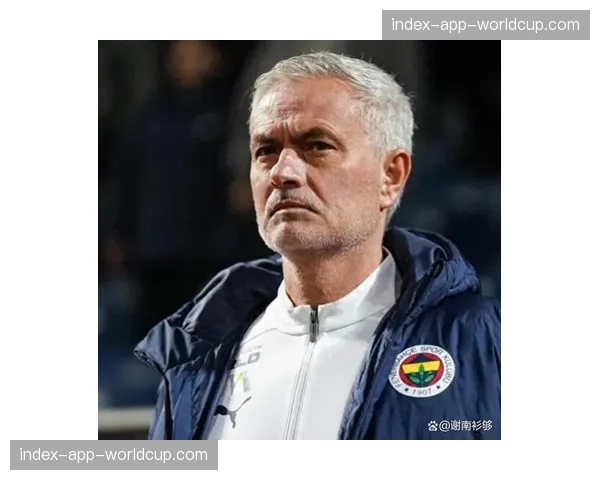 特写：赛后更衣室通道，穆里尼奥与昔日弟子斯帕莱蒂热情拥抱