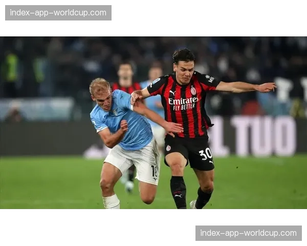 AC米兰对阵拉齐奥,吉鲁头球破门但被吹犯规在先。 AC米兰对阵拉齐奥,吉鲁头球破门但被吹犯规在先。